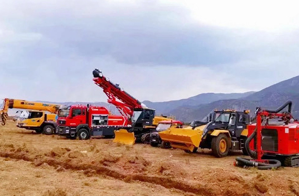 徐工參與空地聯(lián)合營救滅火、“孤島”救援、堰塞湖險(xiǎn)情處置等實(shí)戰(zhàn)演練。