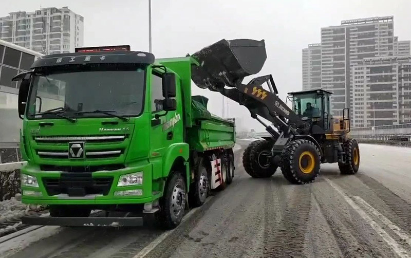除雪保暢通，徐工汽車在行動