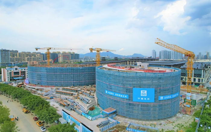 逐浪揚(yáng)帆，徐工塔機(jī)吊起蒼南大劇院“鋼鐵脊梁”