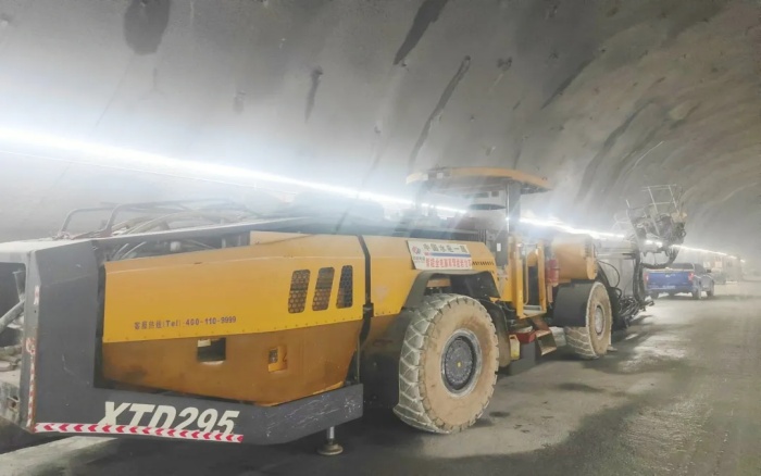 高壓高海拔！徐工鑿巖臺(tái)車挑戰(zhàn)高難度鐵路隧道