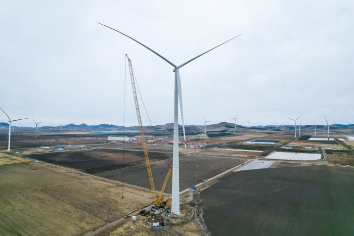 高空之巔，再鑄榮光！XLC18000M助力大型風電場首臺185米風機成功吊裝
