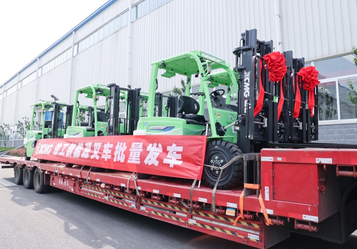 徐工鯤鵬系列電動平衡重叉車，再掀浦東貨運(yùn)站高效物流新篇