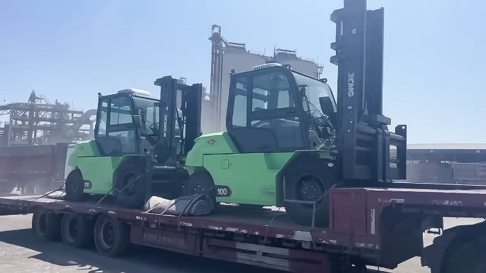 從室內(nèi)到室外，24小時(shí)不停歇！徐工孔雀叉車扎根新疆鋼材廠