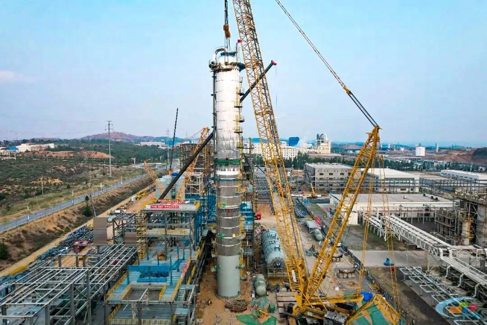 二十載老將再建功！徐工QUY450協(xié)助XGC12000輕松搞定百噸精餾塔